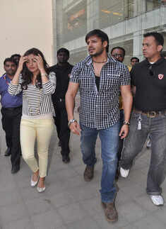 Vivek promotes 'Jayantabhai..'