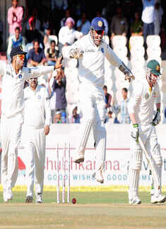 India crush Aus to go 2-0 up