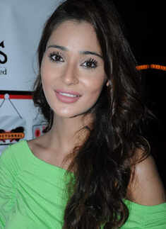 Sara Khan turns item girl