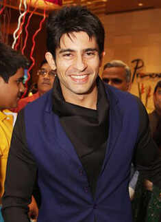 Hussain set for Bollywood debut