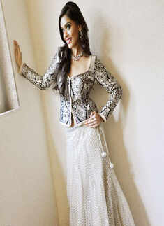 Hrishita flaunts Amy's creation