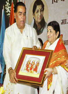 Mangeshkars @ awards event