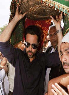 Emraan visits Haji Ali dargah