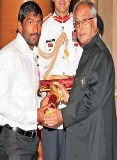 Celebs do the other Padma asana in Delhi