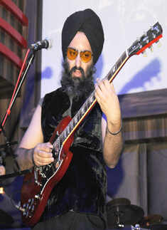 Rabbi performs at Striker