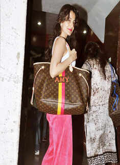 Bips, Ameesha at multiplex