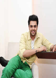 Manish bags best anchor trophy at Telly Awards