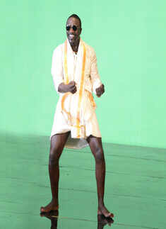 Akon goes desi, does a folk jig!