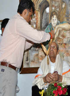 Praan Saab receives an award