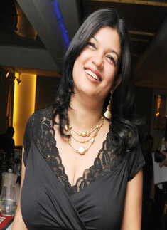 Maverix performs at Dimsumbros