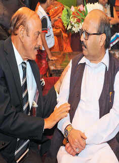 Dhols and dancers at this shaadi