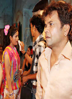 Rajpal, Bharti on movie set