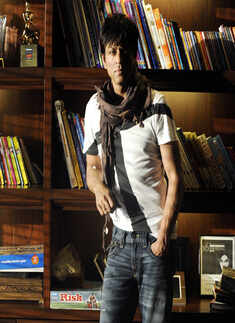 Shah Rukh to undergo shoulder surgery