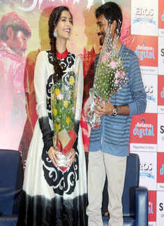 Sonam-Dhanush @ Raanjhanaa promo