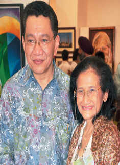 Art junkies make a splash