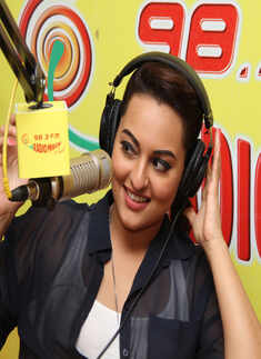 Ranveer, Sonakshi @ Radio Mirchi