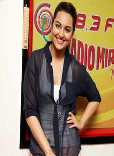 Ranveer, Sonakshi @ Radio Mirchi