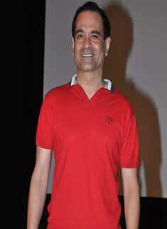 Mickey Virus: First look