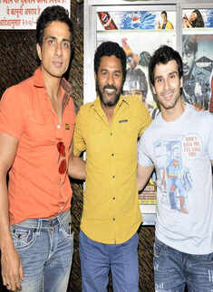 Ramaiya Vastavaiya cast at Gaiety