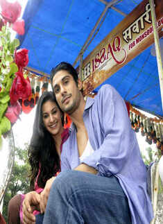 Amyra, Prateik promote Issaq
