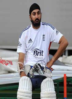 'Pissed-off' Monty Panesar in toilet trouble