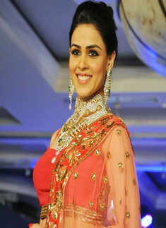 Genelia walks for jewellery brand
