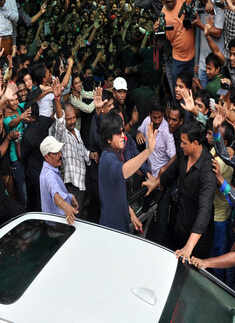 SRK pulls crowd @ Multiplexes
