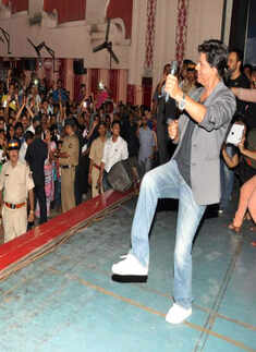 SRK visits Maratha Mandir