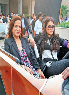 SRK @ 50th anniv of Carrera