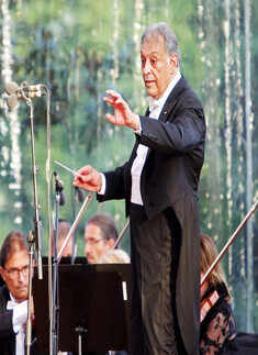 Zubin Mehta performs In Kashmir