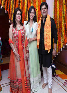 Celebs at Kapil, Mmonika Arora's do 