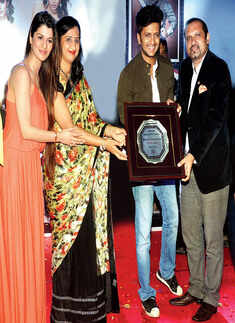 Grand Masti team dance on Freshers Day!