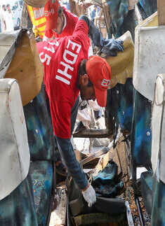 17 killed in Pakistan bus bomb attack