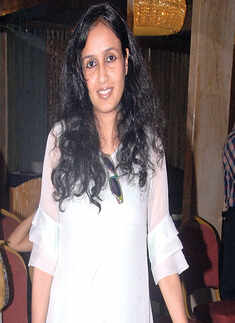 Ladies, just glam it up!