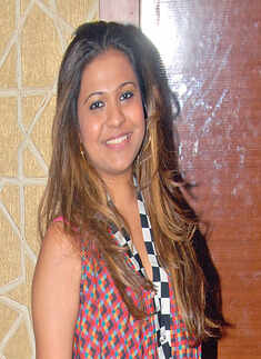 Ladies, just glam it up!