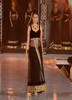 Celebs walk the ramp at Bullion and Jewellery awards 