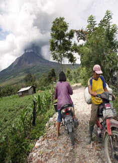 Over 5,000 flee erupting Indonesian volcano