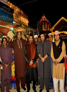 Rizwan, Muazzam visit Nizamuddin Dargah