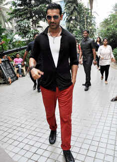 Welcome Back: On the sets