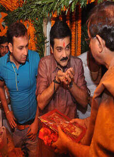Prosenjit, Mousumi at Hanuman Mandir 