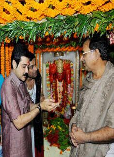 Prosenjit, Mousumi at Hanuman Mandir 