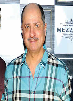 Anjan and Suchhonda Chatterjee hosts a party