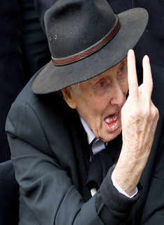 'Great Train Robber' Ronnie Biggs dies aged 84 