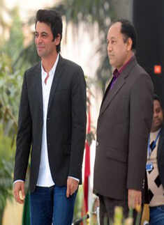 Sunil Grover performs @ Tihar Jail