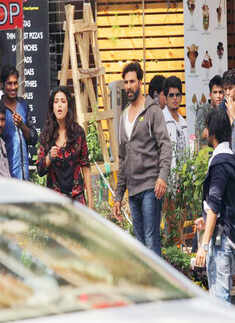 Akki, Shruti on sets of Gabbar