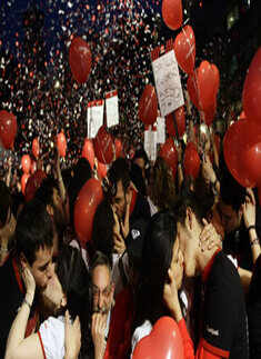 Mass kissing in Madrid