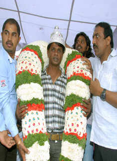 Duniya Vijay celebrates his b'day with fans