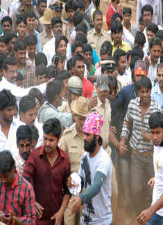Duniya Vijay celebrates his b'day with fans