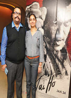 Vineet Dhanda hosts Jai Ho screening