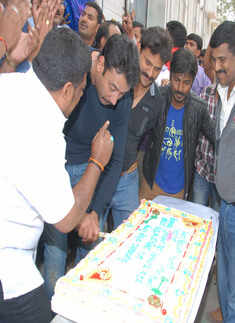 Darshan celebrates birthday with fans 